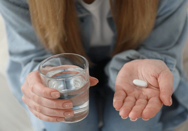 mujer con tableta next en la mano y vaso de agua