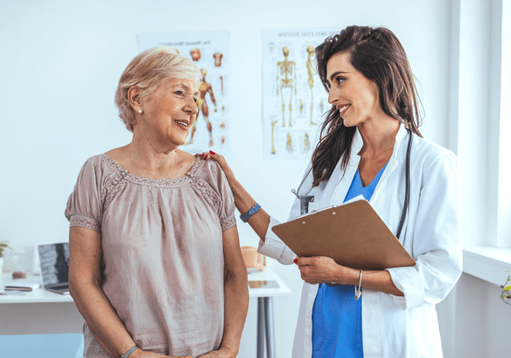 Mujer visitando medico